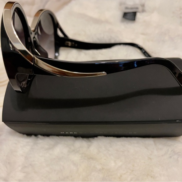 💯 % authentic bold black Chloe sunglasses. - Picture 2 of 2